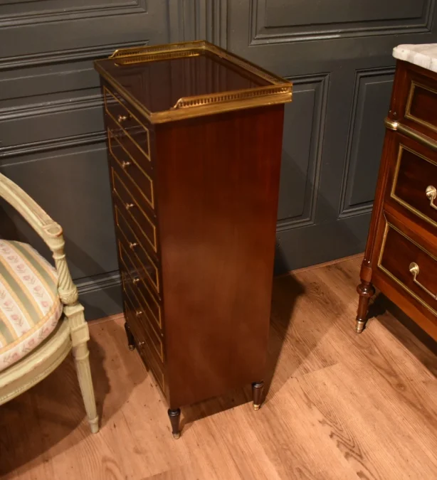 Semainier style Louis XVI en acajou