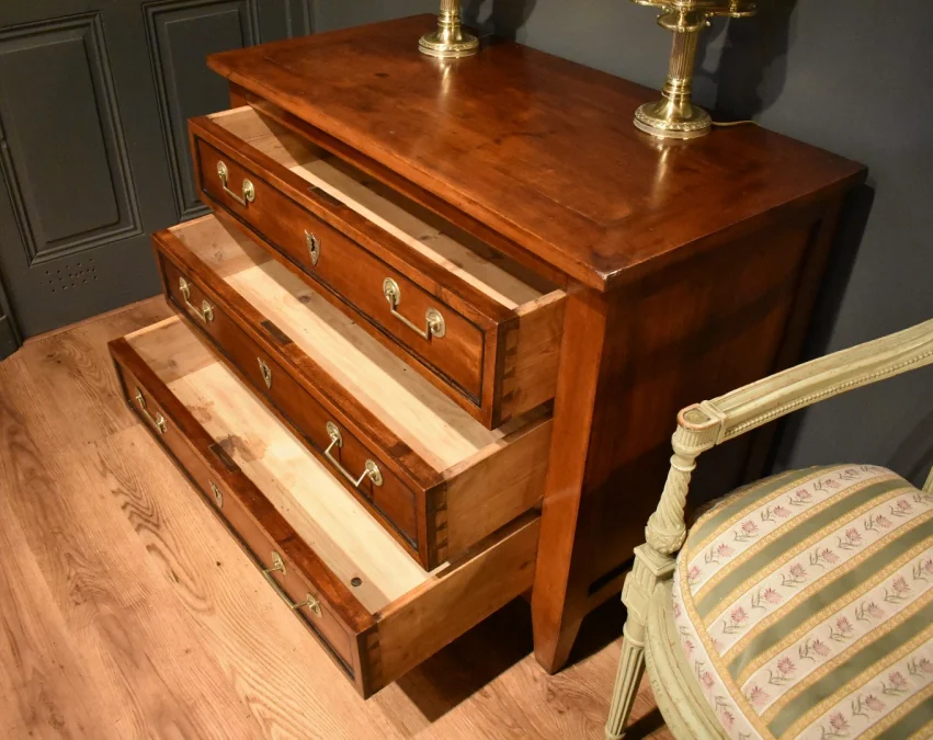 Petite commode de style Louis XVI