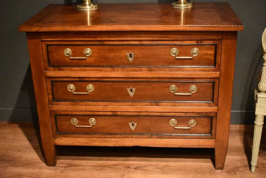 Petite commode de style Louis XVI