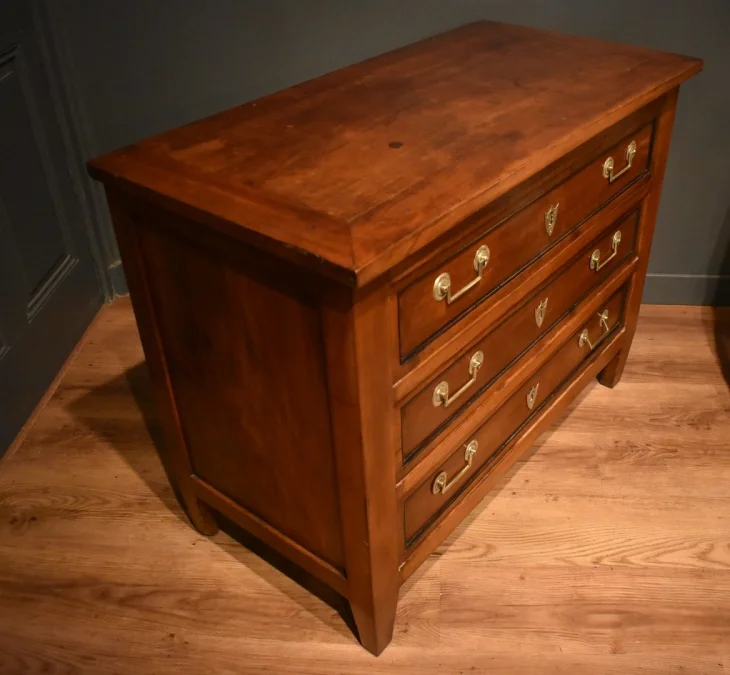 Petite commode de style Louis XVI