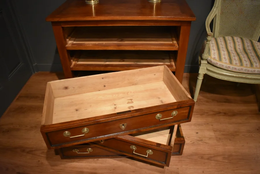 Petite commode de style Louis XVI