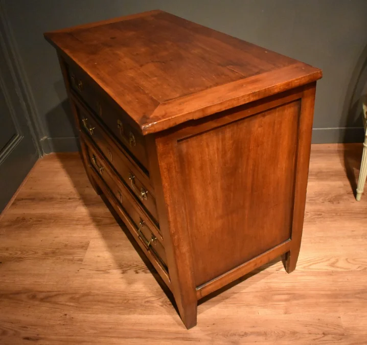 Petite commode de style Louis XVI