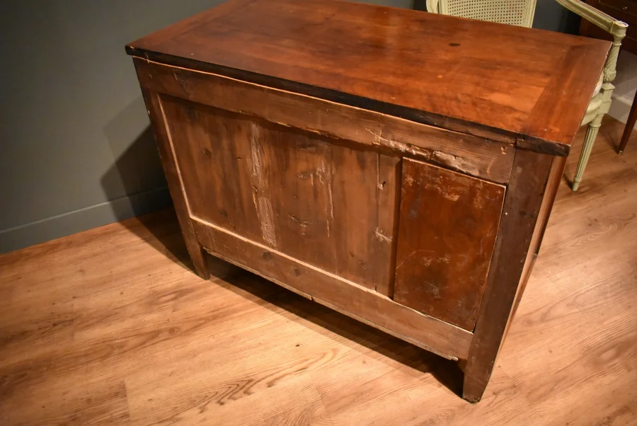 Petite commode de style Louis XVI