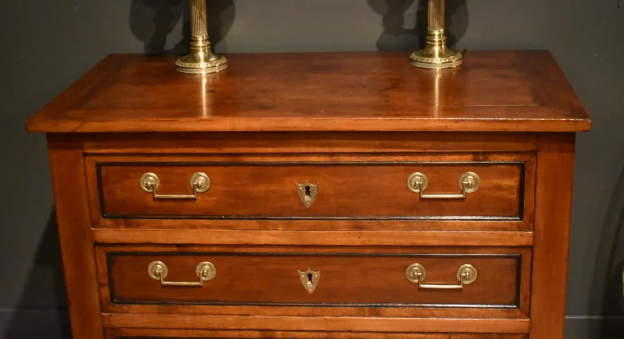 Petite commode de style Louis XVI