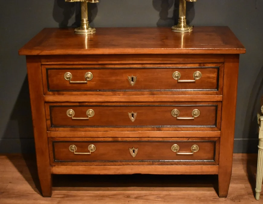Petite commode de style Louis XVI
