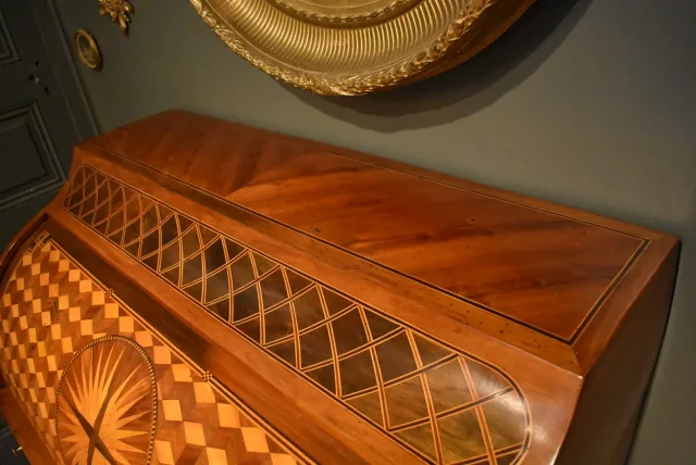 Bureau cylindre en noyer et marqueterie