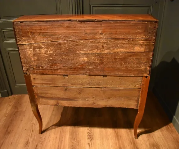 Bureau cylindre en noyer et marqueterie