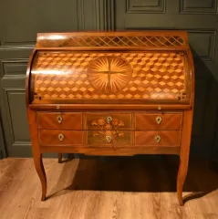 Bureau cylindre en noyer et marqueterie