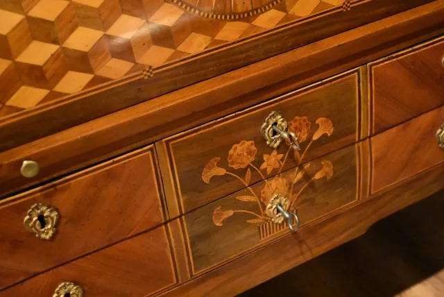 Bureau cylindre en noyer et marqueterie