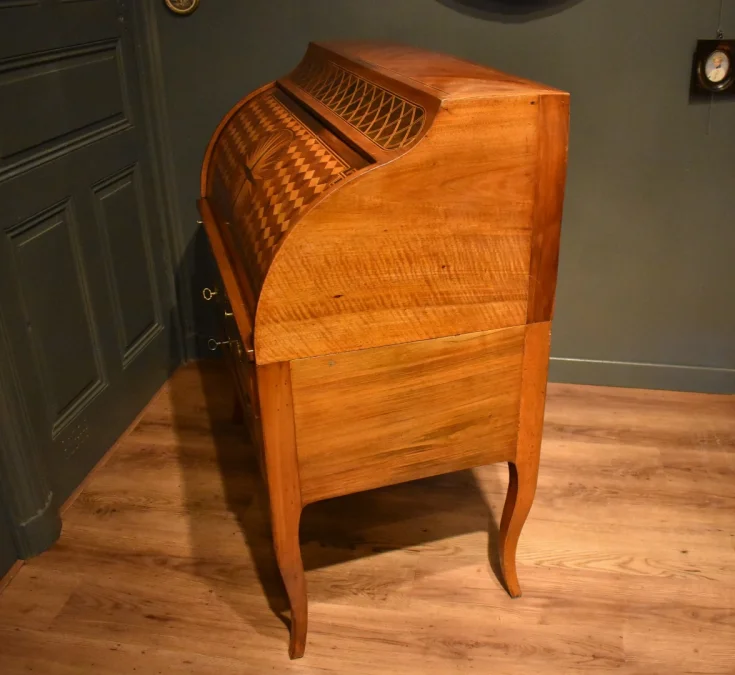 Bureau cylindre en noyer et marqueterie