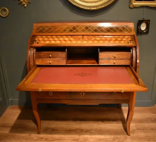 Bureau cylindre en noyer et marqueterie