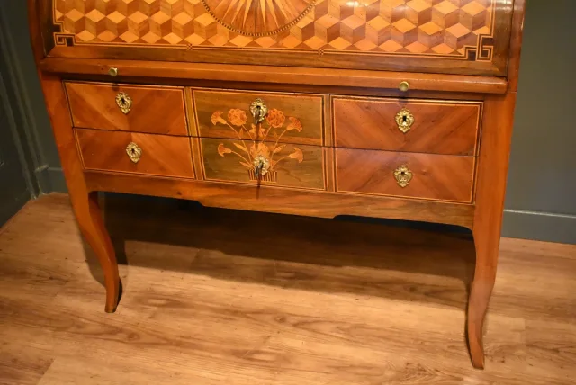 Bureau cylindre en noyer et marqueterie