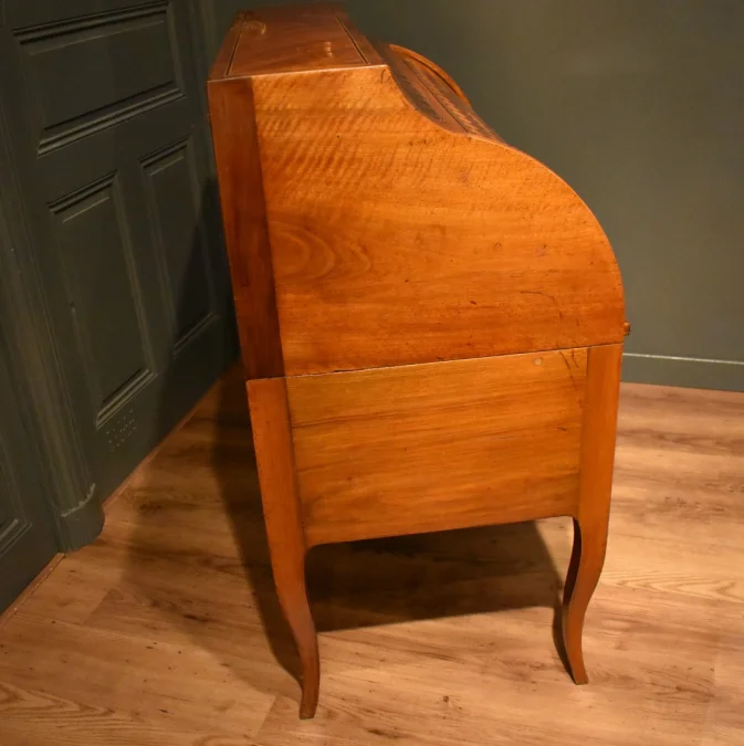Bureau cylindre en noyer et marqueterie