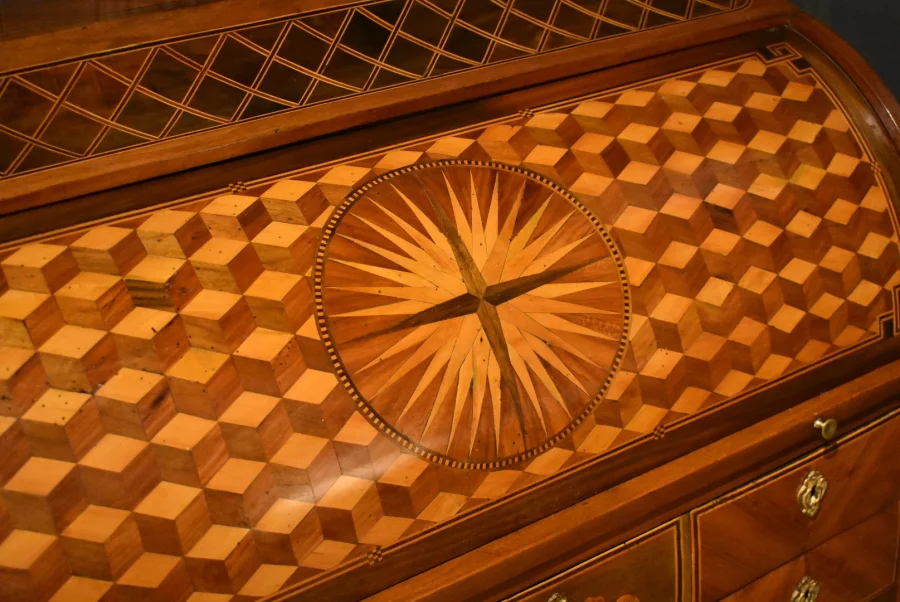 Bureau cylindre en noyer et marqueterie