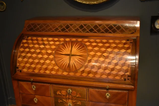 Bureau cylindre en noyer et marqueterie
