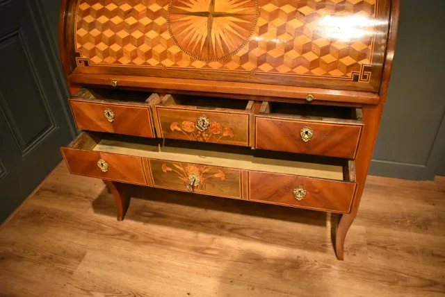 Bureau cylindre en noyer et marqueterie