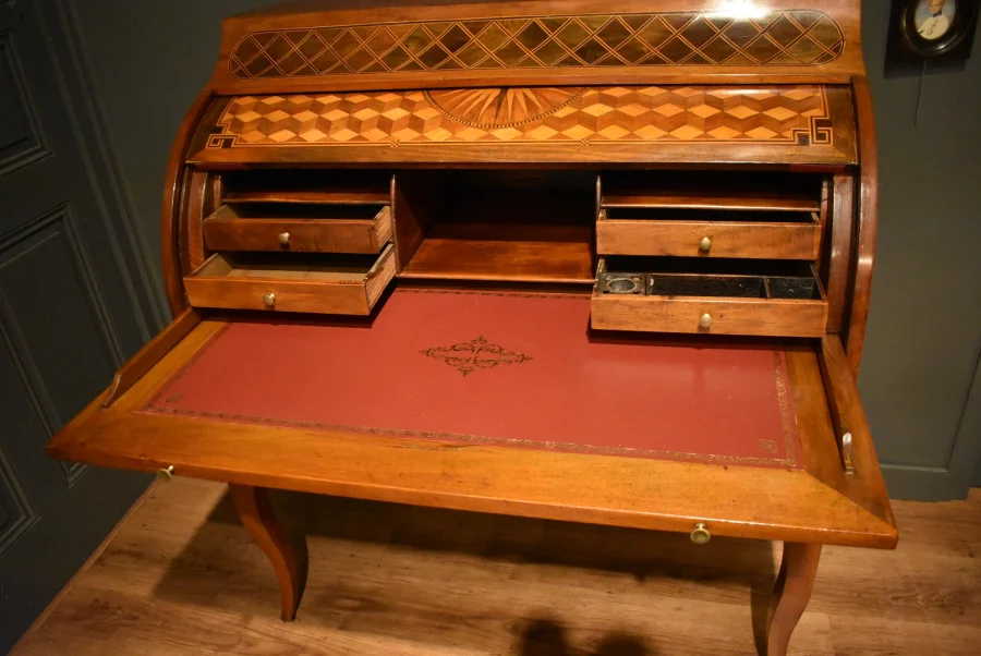 Bureau cylindre en noyer et marqueterie