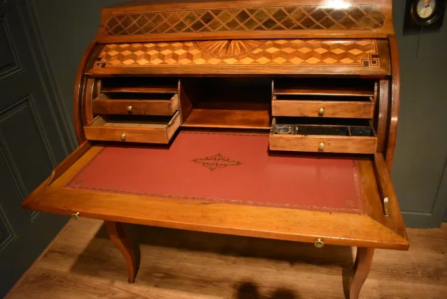 Bureau cylindre en noyer et marqueterie