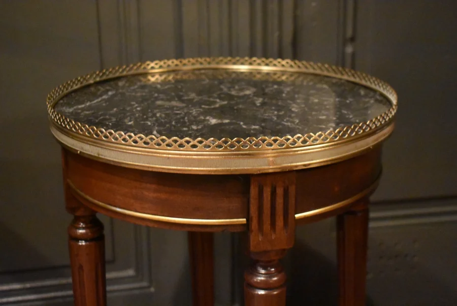 Petite table basse de style Louis XVI