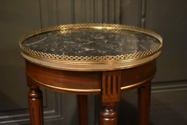 Kleiner Couchtisch im Louis-XVI-Stil