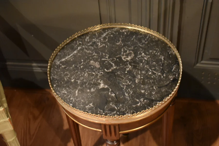 Petite table basse de style Louis XVI