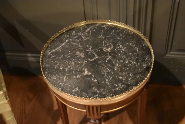 Kleiner Couchtisch im Louis-XVI-Stil