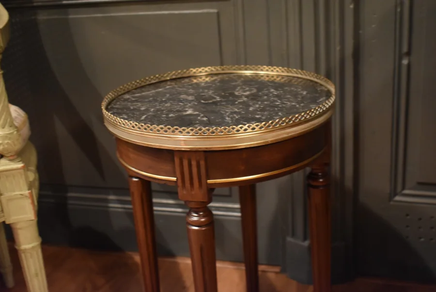 Petite table basse de style Louis XVI