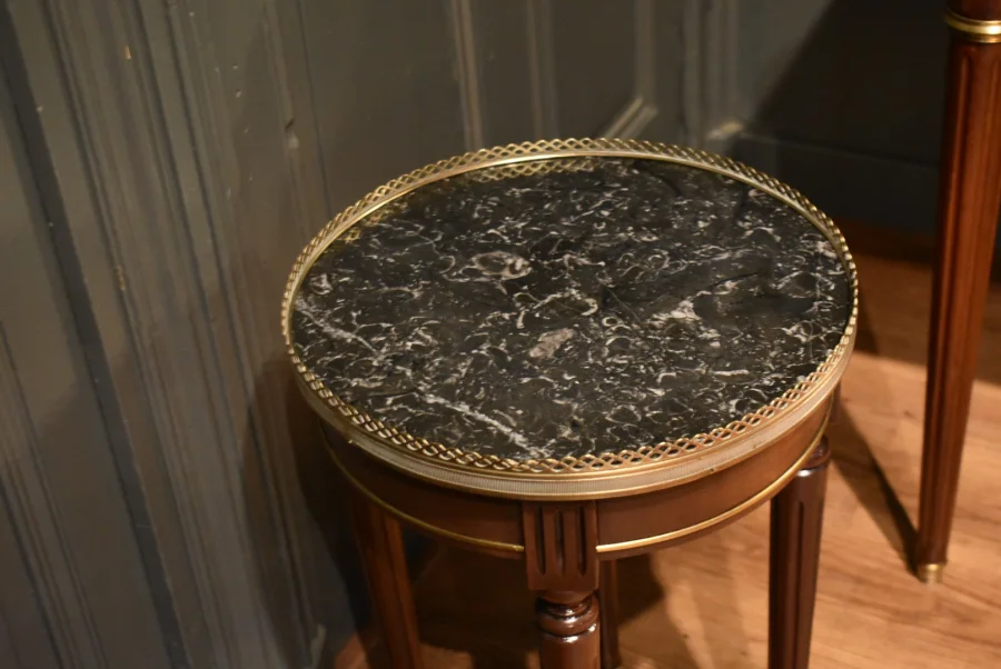 Petite table basse de style Louis XVI