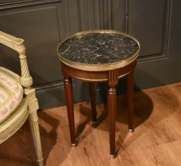 Petite table basse de style Louis XVI