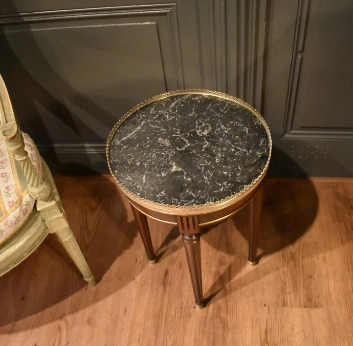 Petite table basse de style Louis XVI