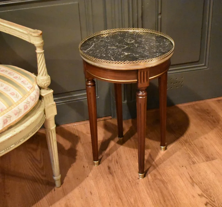 Petite table basse de style Louis XVI