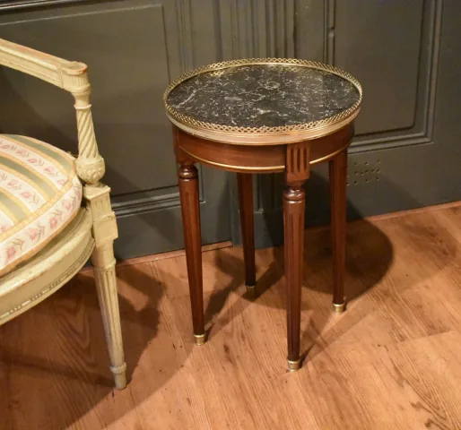 Kleiner Couchtisch im Louis-XVI-Stil