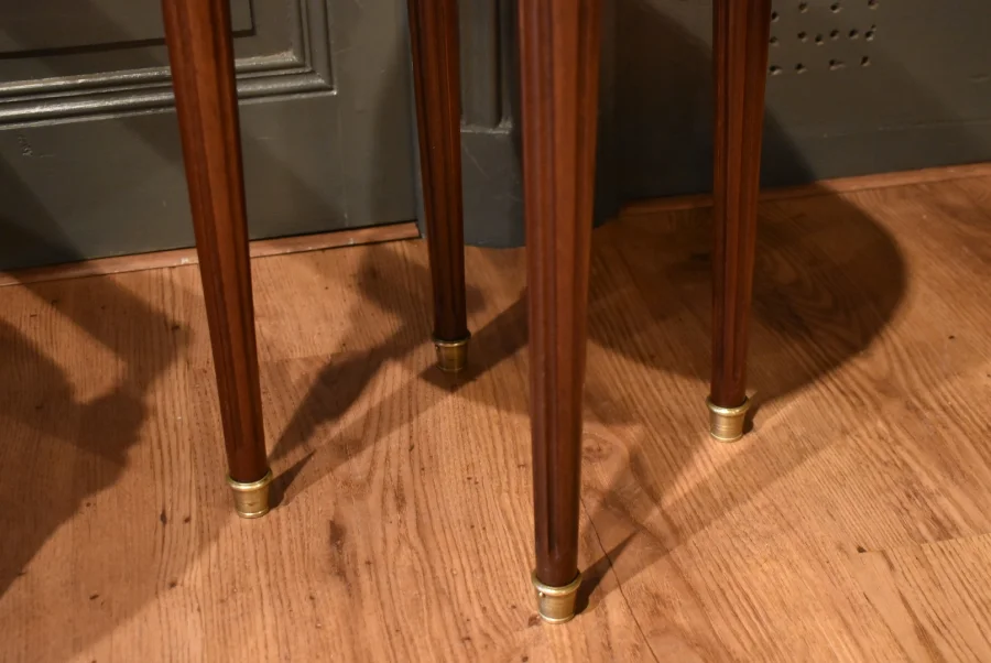 Petite table basse de style Louis XVI