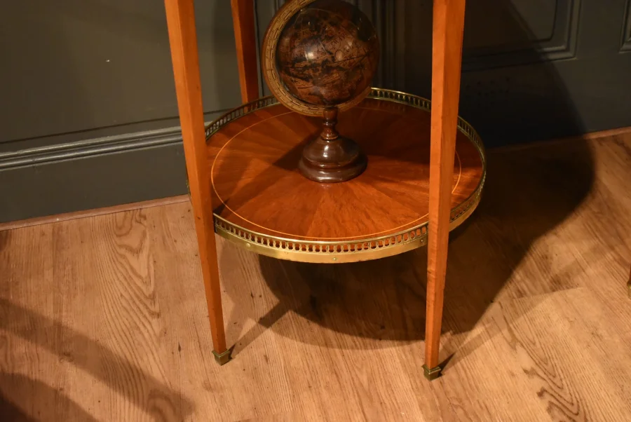 Table à deux plateaux de style Louis XVI