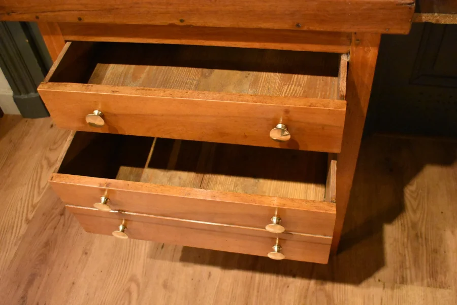 Petit meuble en noyer