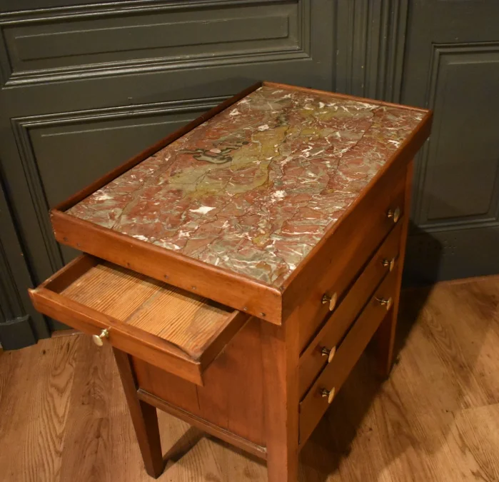 Petit meuble en noyer