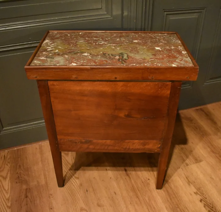 Petit meuble en noyer