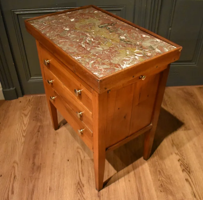 Petit meuble en noyer