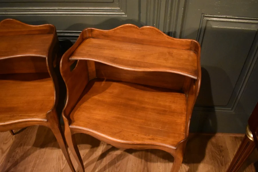 Paire de chevets de style Louis XV en merisier