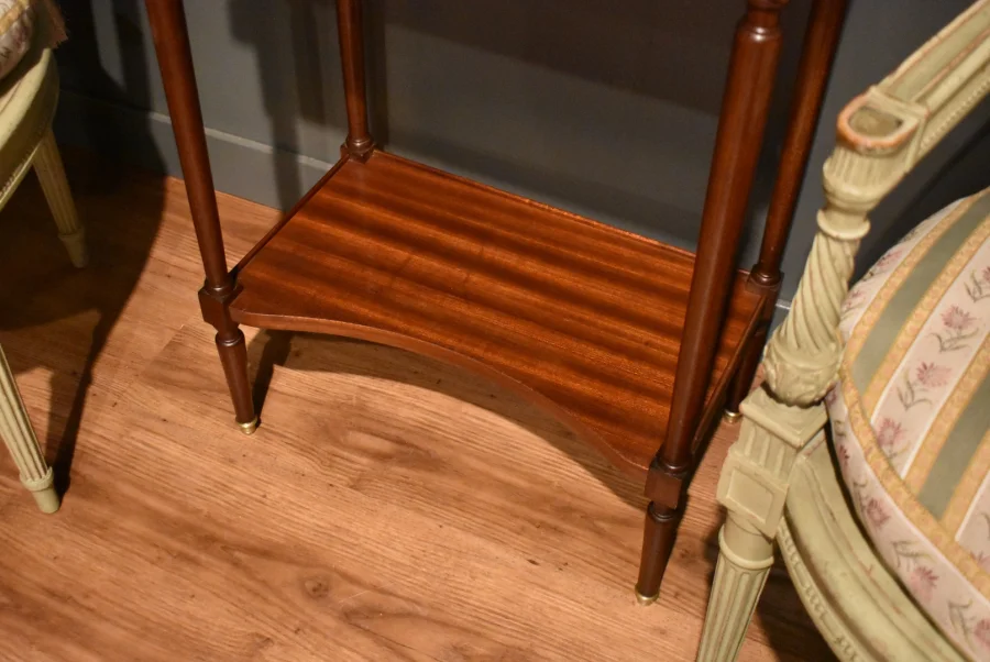 Petite console en acajou de style Louis XVI