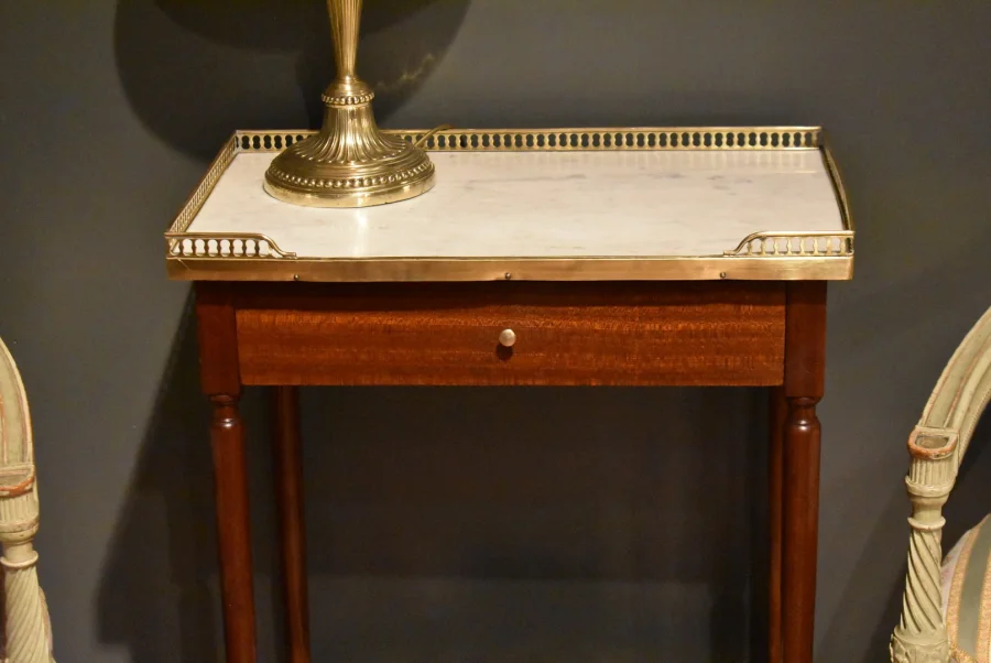 Petite console en acajou de style Louis XVI