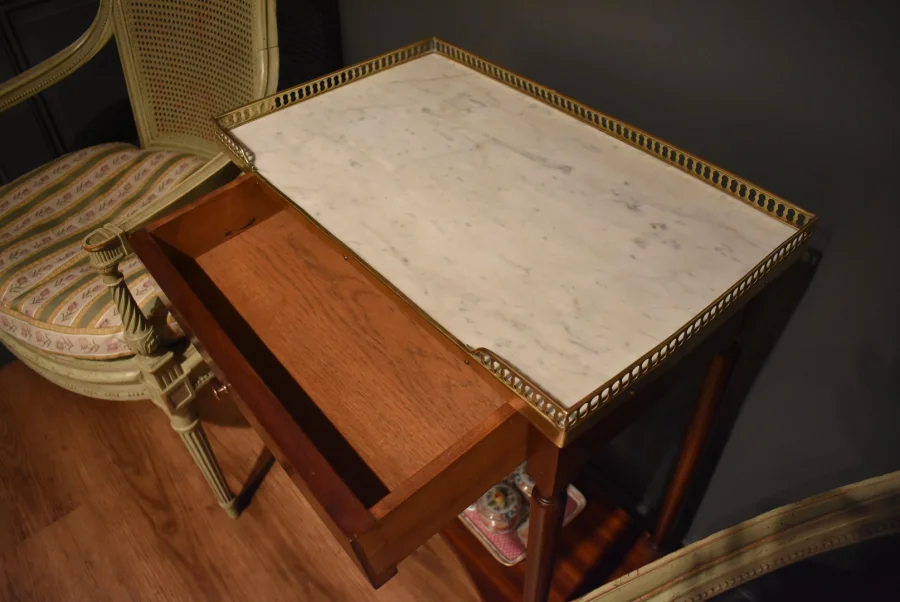 Petite console en acajou de style Louis XVI