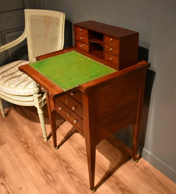 Table chiffonnière à système en acajou