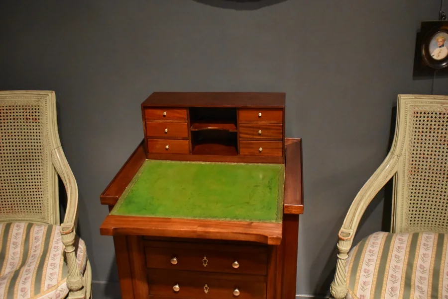 Table chiffonnière à système en acajou