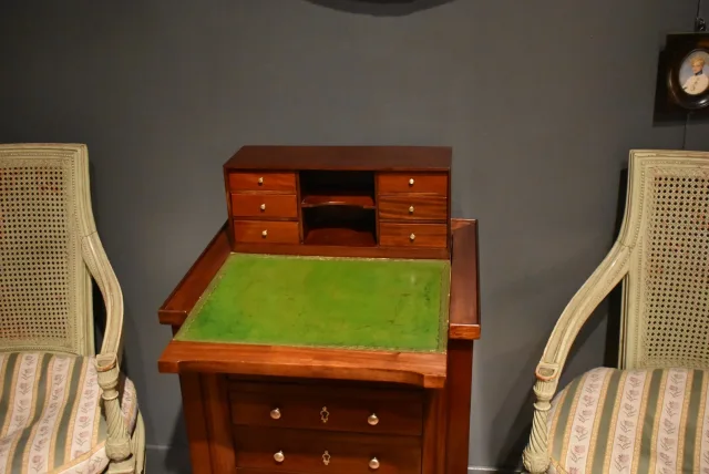 Table chiffonnière à système en acajou