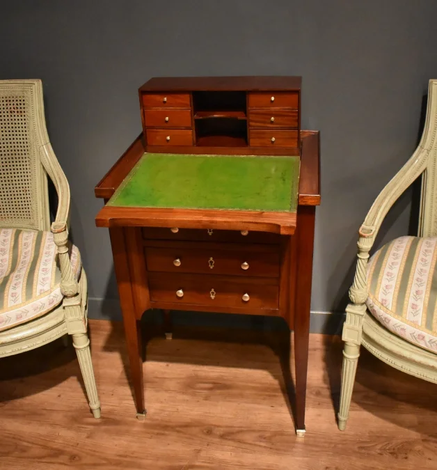 Table chiffonnière à système en acajou
