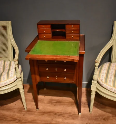 Table chiffonnière à système en acajou