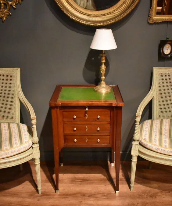 Table chiffonnière à système en acajou