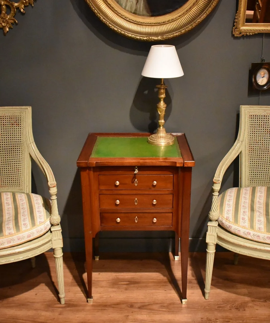 Table chiffonnière à système en acajou