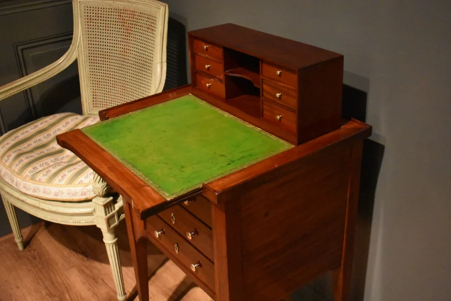 Table chiffonnière à système en acajou